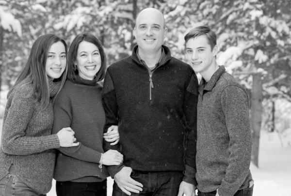 澳门足彩app员工Todd Miller和家人的冬季现场照片